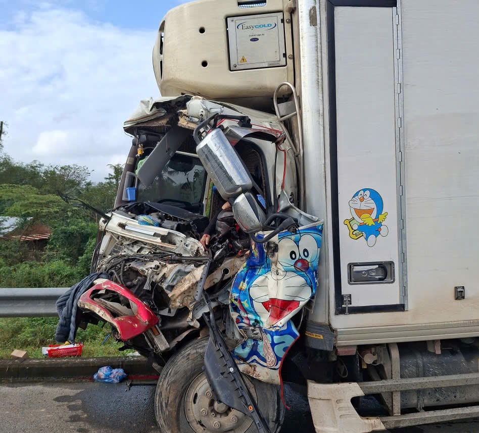 Cabin xe tải biến dạng, tài xế tử vong sau va chạm với xe đầu kéo. Ảnh: CV.