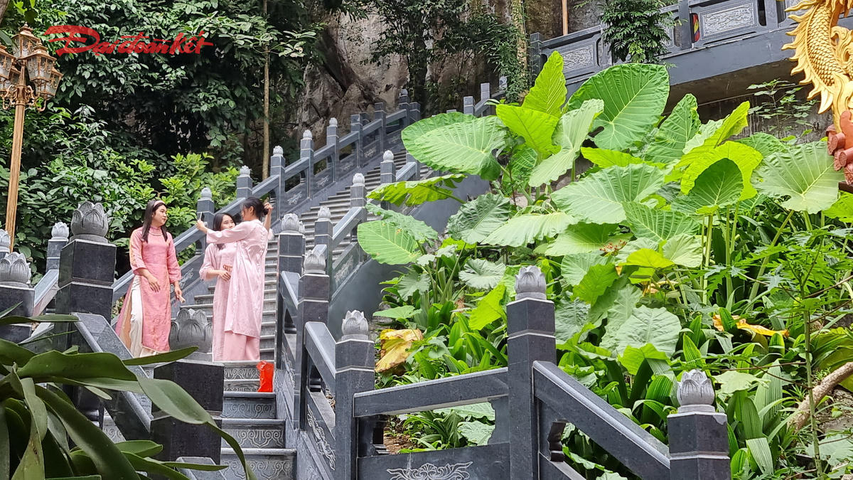 Hàng ngày, Đền Đuổm thu hút đông đảo giới trẻ đến vãn cảnh, chụp ảnh. Ảnh: Toán Nguyễn.