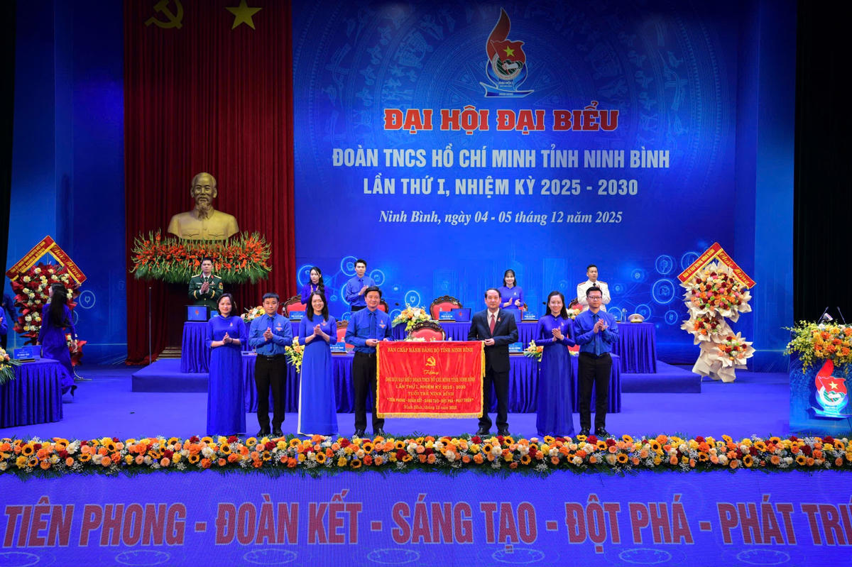 Chủ tịch Ủy ban MTTQ tỉnh tặng đại hội bức trướng với nội dung 'Tiên phong - Đoàn kết - Sáng tạo - Đột phá - Phát triển'. Ảnh: Đình Minh