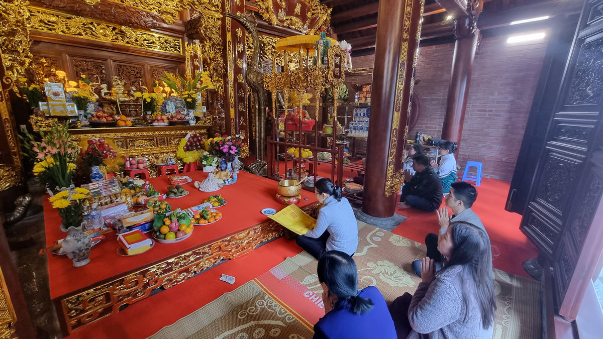 Người dân đến thắp hương cho Đức thánh Đuổm tại gian ngoài của Đền Trung. Ảnh: TN.