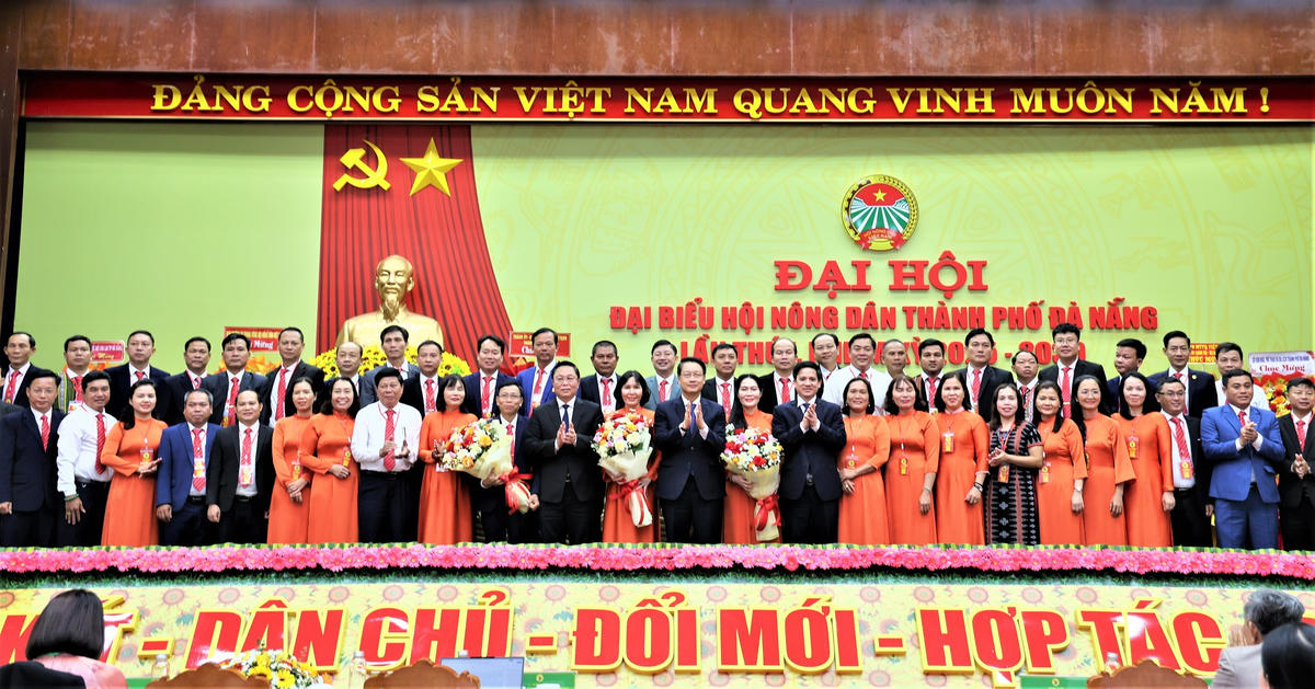 Lãnh đạo Trung ương Hội Nông dân Việt Nam và Thành ủy Đà Nẵng chúc mừng ra mắt Ban Chấp hành, Ban Thường vụ Hội Nông dân TP Đà Nẵng. Ảnh: Chí Đại.