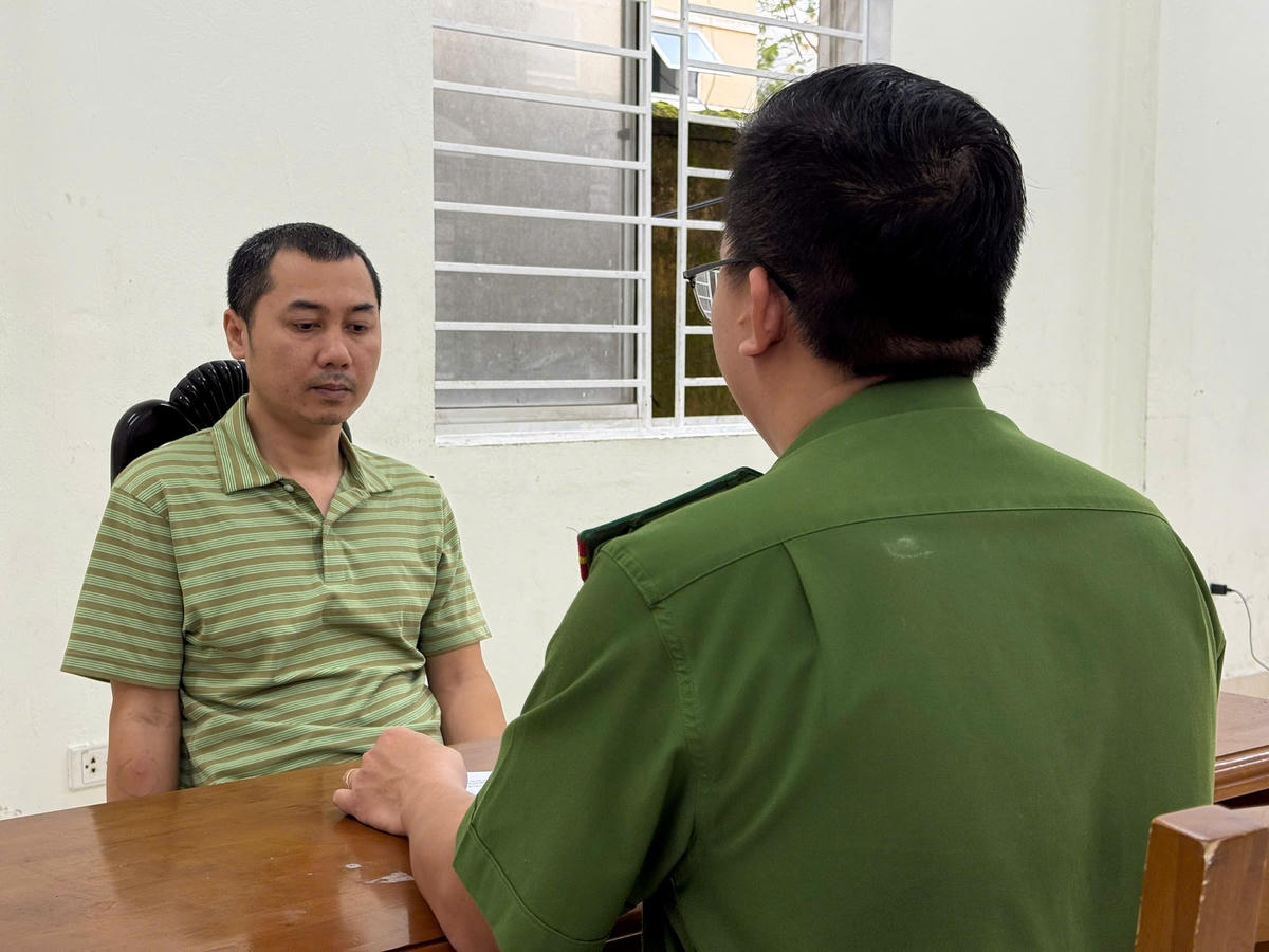 Tống đạt các quyết định khởi tố bị can Trọng. Ảnh: Nguyễn Tú.