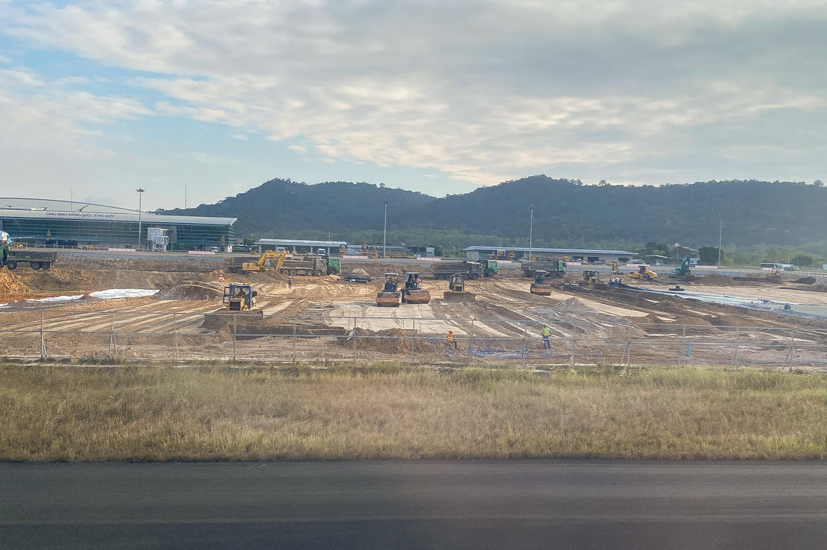 Máy móc hoạt động thi công Cảng Hàng không quốc tế Phú Quốc.