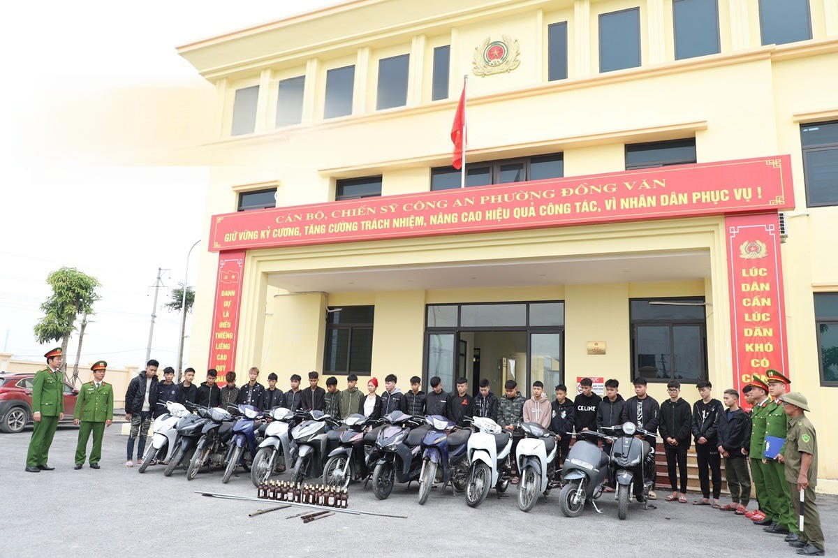 Nhóm 27 thanh, thiếu niên tham gia gây rối bị Công an phường Đồng Văn triệu tập. Ảnh: CANB