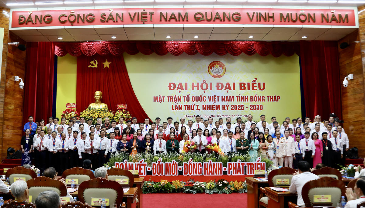 Phó Bí thư Đảng ủy MTTQ, các đoàn thể Trung ương Ngô Văn Cương và&nbsp;Phó Bí thư Thường trực Tỉnh ủy Đồng Tháp&nbsp;Nguyễn Hải Trâm chụp ảnh cùng&nbsp;116 vị Ủy viên Ủy ban MTTQ Việt Nam&nbsp;tỉnh Đồng Tháp khóa I, nhiệm kỳ 2025-2030. (ảnh: Thanh Tiến)