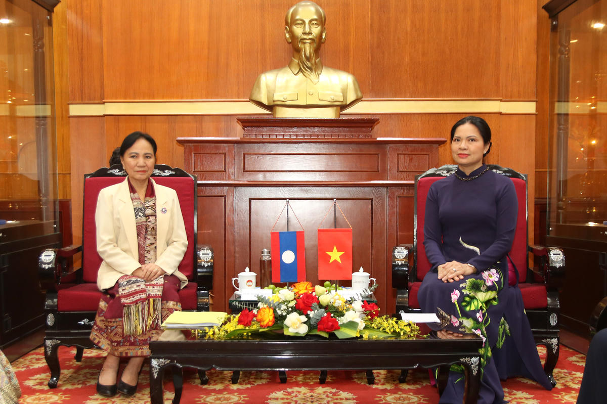 Phó Chủ tịch Hà Thị Nga trao đổi cùng bà In-la-văn Keo-bun-phăn, Phó Chủ tịch Thường trực Ủy ban Trung ương Mặt trận Lào Xây dựng đất nước.