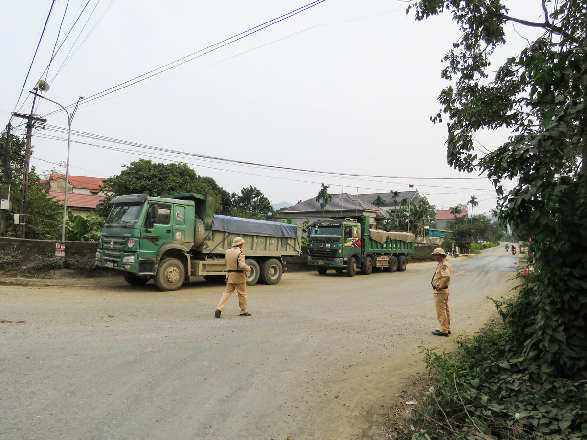 Cán bộ Đội CSGT số 1, Phòng CSGT Công an tỉnh Thanh Hóa kiểm tra các xe tải có dấu hiệu vi phạm tại khu vực ngã 3, từ xóm Kim Sơn đi QL217. Ảnh: Đình Minh 