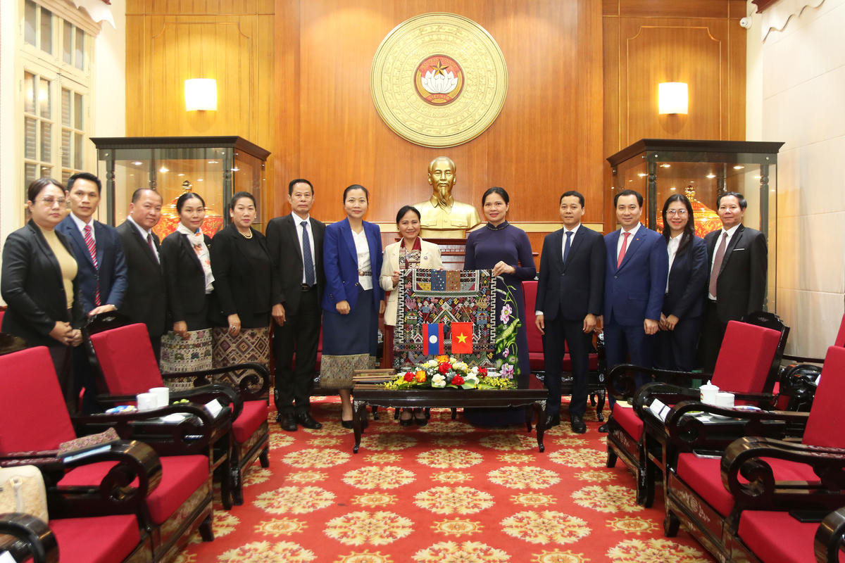 Phó Chủ tịch Hà Thị Nga chụp ảnh lưu niệm cùng các đại biểu.