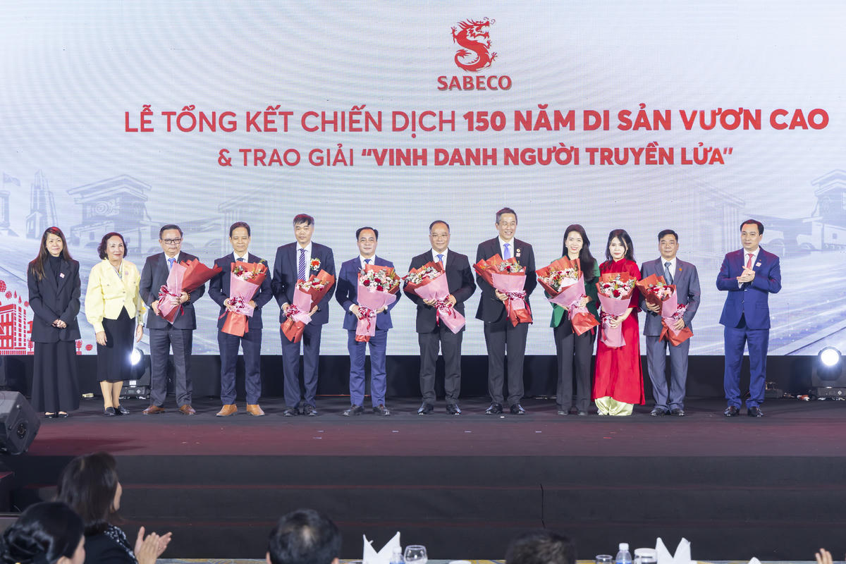 Ban Tổ chức tặng hoa các thành viên Hội đồng thẩm định giải thưởng. Ảnh: Quang Vinh