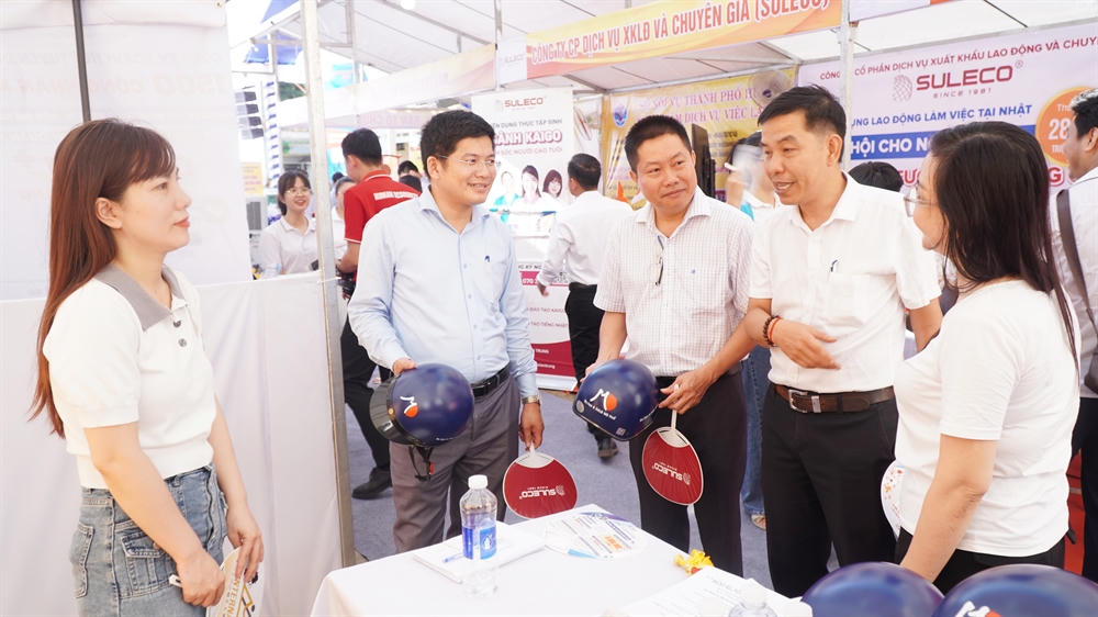 Hỗ trợ việc làm cho hộ nghèo, đồng bào DTTS góp phần giảm nghèo bền vững. Ảnh: Đ.H.