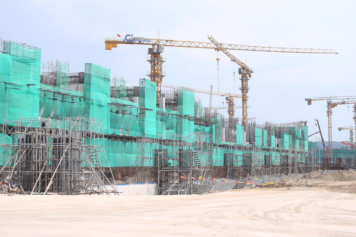 Nhà thầu, đơn vị thi công đang đẩy nhanh tiến độ thi công Trung tâm hội nghị APEC.. 