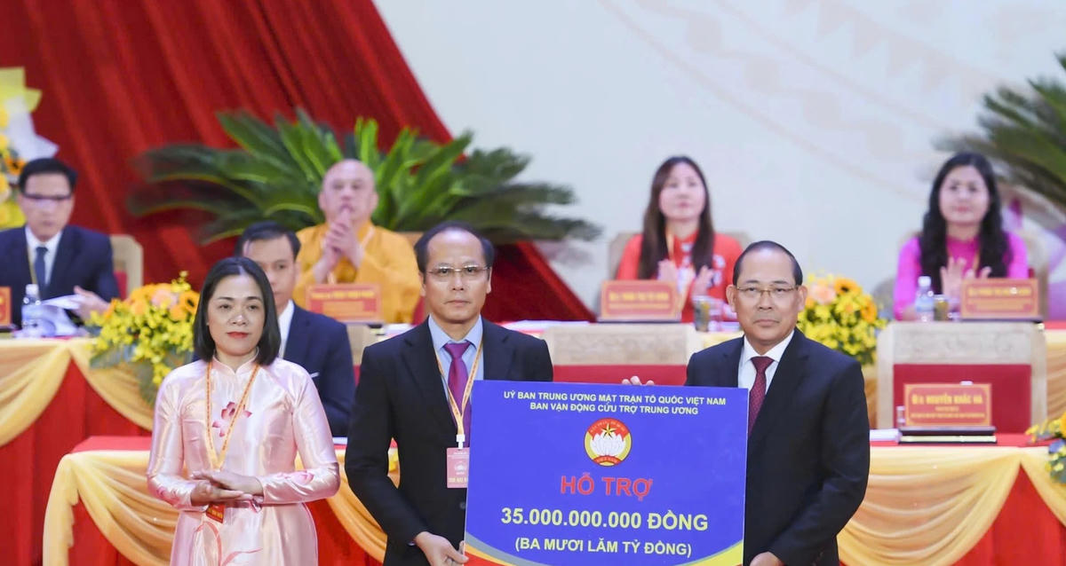 
Ông Hoàng Công Thủy, Phó Chủ tịch Ủy ban Trung ương MTTQ Việt Nam trao 35 tỷ đồng ủng hộ Nhân dân tỉnh Khánh Hòa khắc phục hậu quả thiệt hại do mưa lũ. (ảnh X.H)
