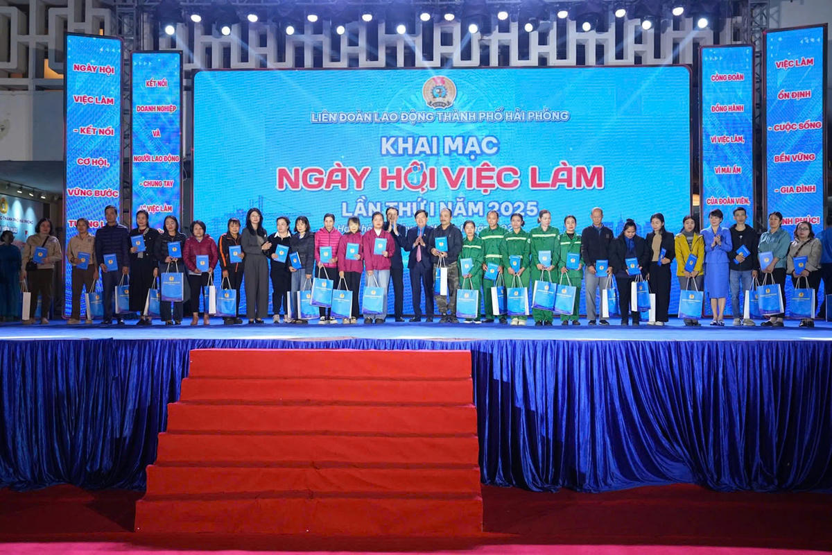 Lãnh đạo Tổng LĐLĐ Việt Nam và lãnh đạo LĐLĐ TP Hải Phòng tặng quà cho các công nhân có hoàn cảnh khó khăn. Ảnh: PT. 