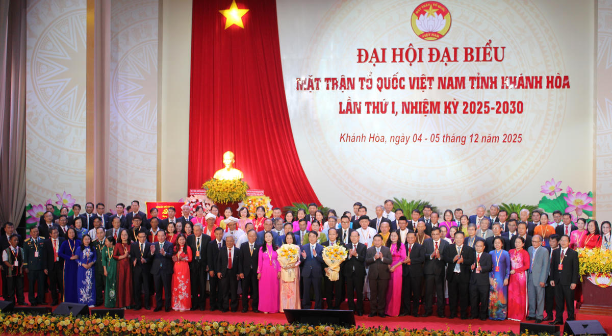 Ông Hoàng Công Thủy, Phó Chủ tịch Ủy ban Trung ương MTTQ Việt Nam và ông Nghiêm Xuân Thành, Bí thư Tỉnh ủy Khánh Hòa tặng hoa chúc mừng đại hội.