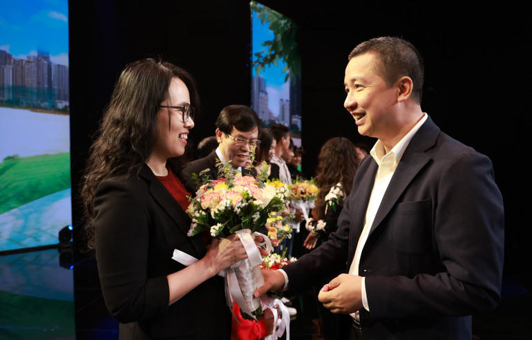 Nhà báo Nguyễn Kim KhiêmTổng, Giám đốc, Tổng Biên tập Đài Phát thanh và Truyền hình Hà Nội, tặng hoa cho các nghệ sĩ tham gia đoàn làm phim.