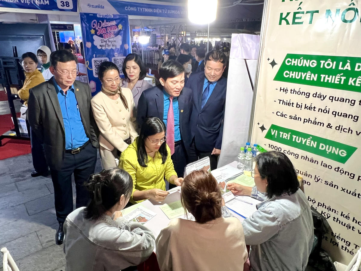 Lãnh đạo Tổng LĐLĐ Việt Nam và lãnh đạo LĐLĐ TP Hải Phòng tham quan các gian hàng giới thiệu việc làm tại sự kiện. Ảnh: PT. 