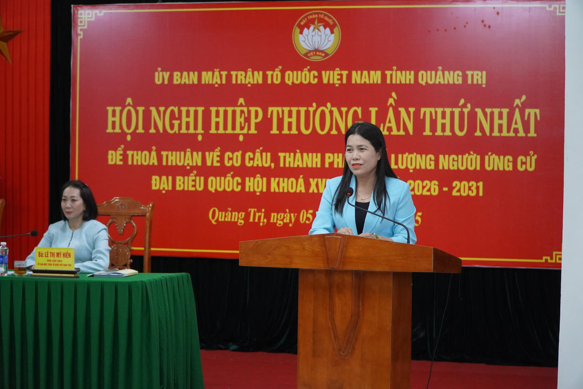 Bà Ngô Thị Hồng Thắm, Chủ tịch Ủy ban MTTQ Việt Nam phường Đồng Sơn (Quảng Trị) thảo luận tại hội nghị. Ảnh: X.T.