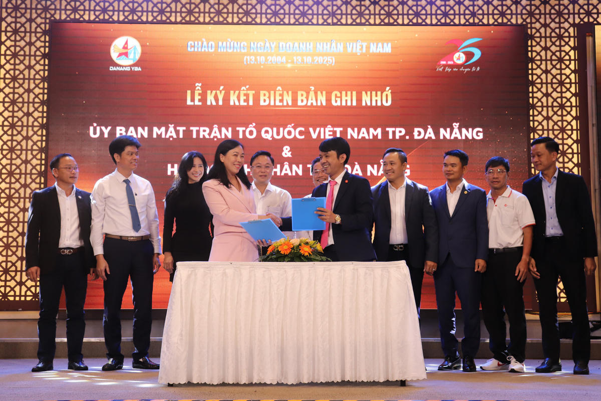 Ngày Doanh nhân 13/10 vừa qua, Hội Doanh nhân trẻ và Ủy ban MTTQ Việt Nam TP Đà Nẵng ký kết vận động xây 50 thư viện xanh; giúp đồng bào miền núi thoát nghèo bền vững. Ảnh: Nguyễn Tú.