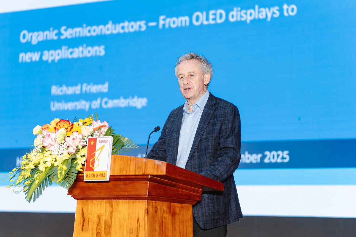  GS. Richard Henry Friend (Đại học Cambridge - Anh; Chủ tịch Hội đồng Giải thưởng VinFuture) giao lưu cùng sinh viên Đại học Bách khoa Hà Nội.