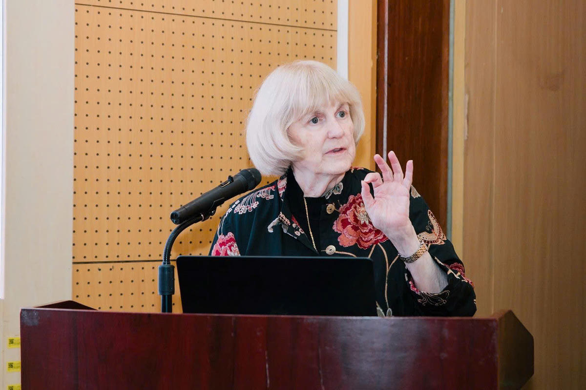 GS Mary-Claire King (Đại học Washington, Mỹ) chia sẻ cùng các chuyên gia, nhà khoa học và sinh viên Đại học Y Hà Nội.