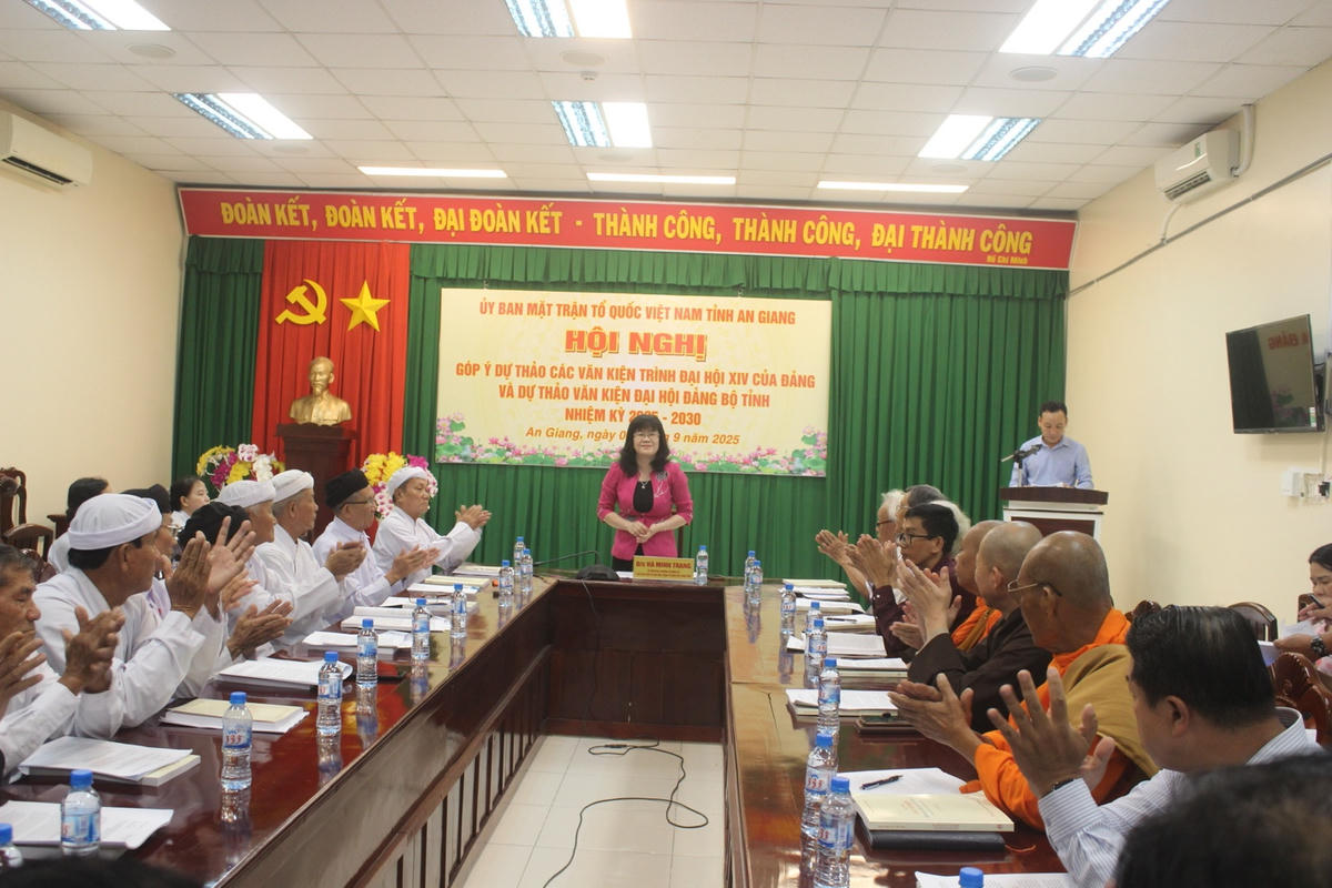 Ban Thường trực Ủy ban MTTQ Việt Nam tỉnh An Giang tổ chức hội nghị đóng góp ý kiến dự thảo các văn kiện trình Đại hội XIV của Đảng và dự thảo Văn kiện Đại hội Đảng bộ tỉnh, nhiệm kỳ 2025 -2030. (ảnh: MT)