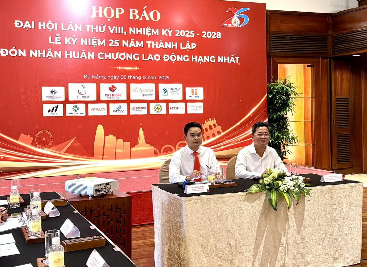 Ông Lê Trí Hải, Chủ tịch và ông Mai Minh Vương, Phó Chủ tịch Hội Doanh nhân trẻ chủ trì họp báo. Ảnh: Nguyễn Tú.