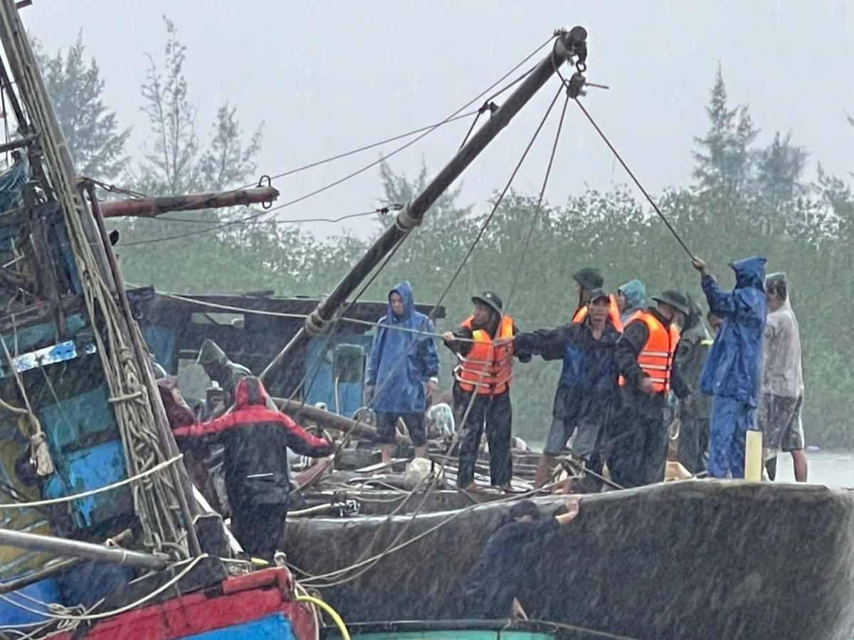 Quảng Trị: Huy động 10 cán bộ, chiến sĩ biên phòng ứng cứu tàu cá bị chìm