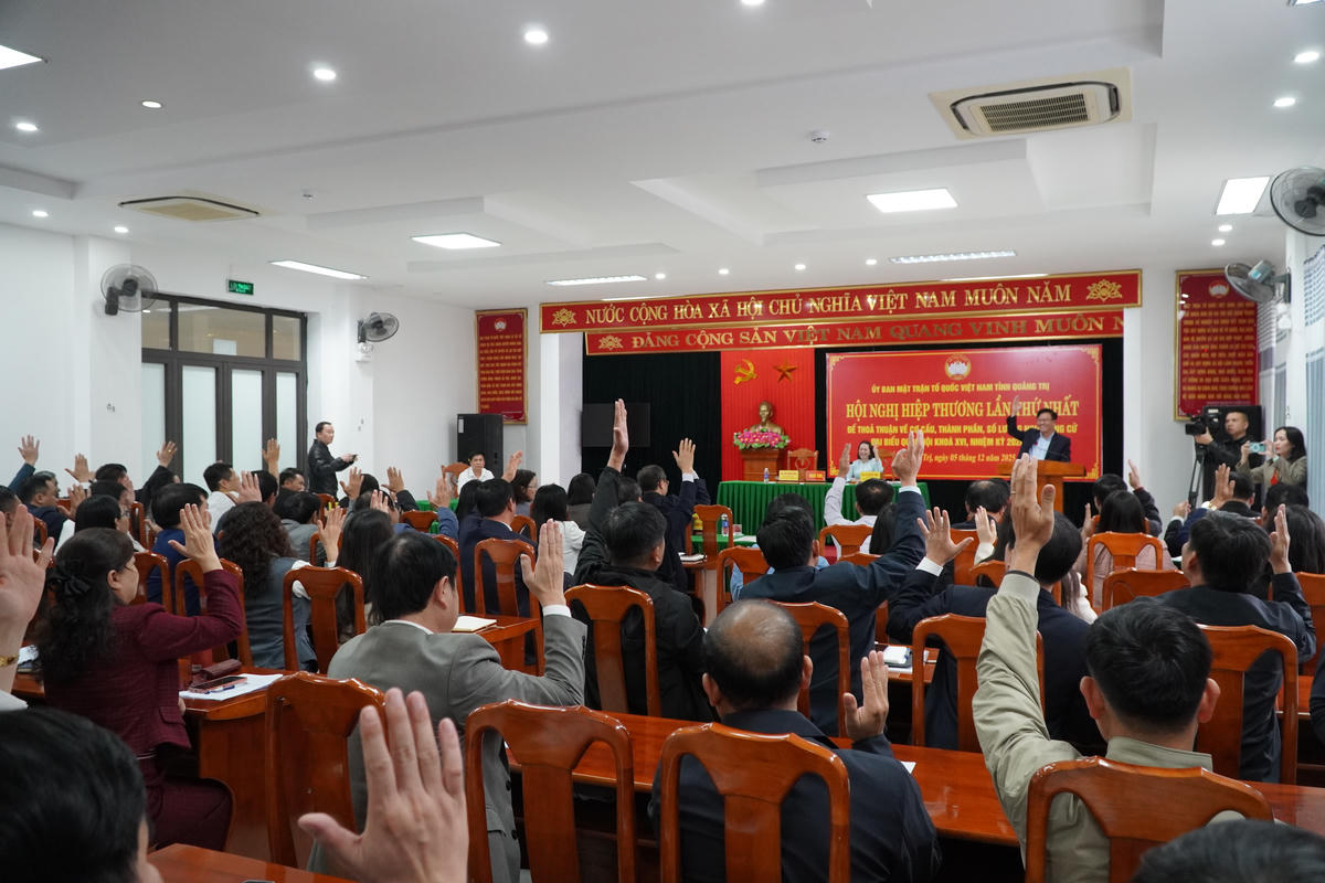 Đại biểu biểu quyết thông qua các nội dung về cơ cấu, thành phần, số lượng người ứng cử đại biểu Quốc hội khóa XVI. Ảnh: X.T.