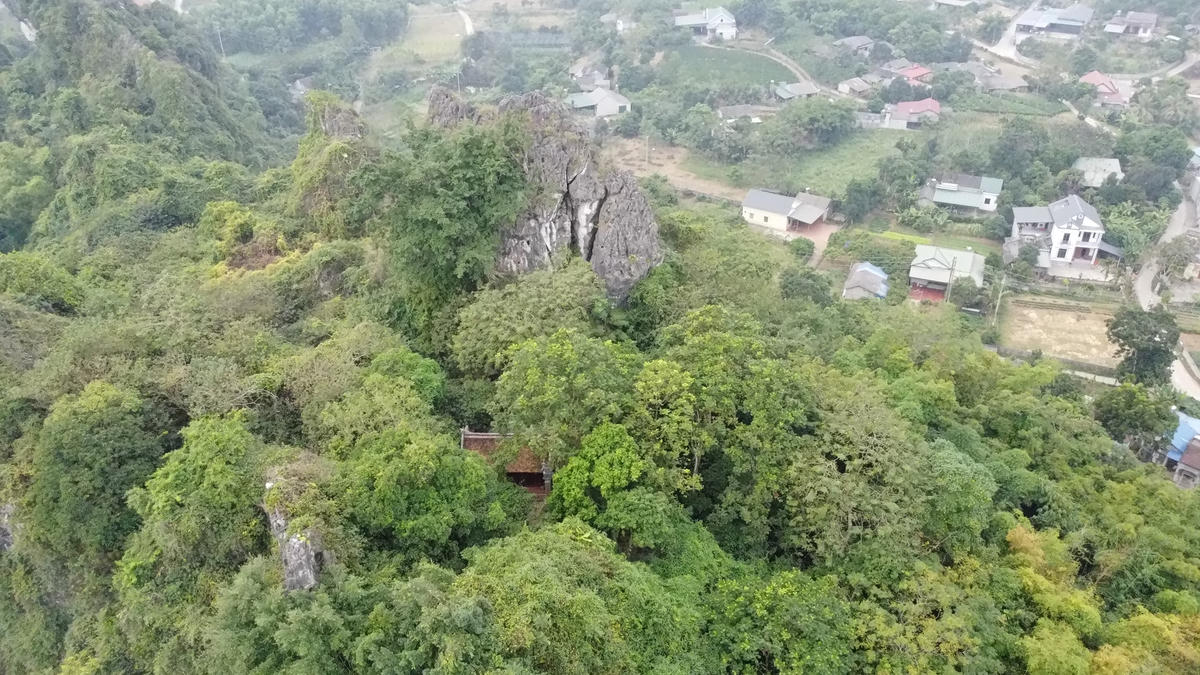 Quần thể di tích Đền Đuổm không chỉ mang giá trị lịch sử, văn hóa, nơi đây còn là điểm đến của du khách thập phương nhờ nét đẹp cảnh quan tự nhiên, núi đá và rừng cổ thụ bao quanh. Ảnh: Toán Nguyễn.