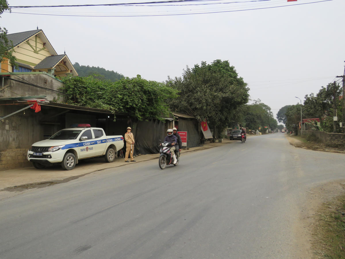 Sau khi Đội CSGT số 1 tăng cường lực lượng tuần tra, kiểm soát trên QL217, tình hình trật tự ATGT tại đây đã có chuyển biến tích cực. Ảnh: Đình Minh