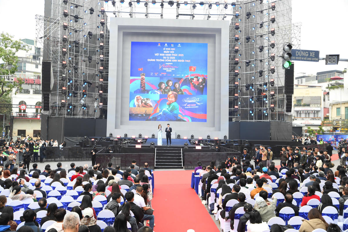 L'événement a suscité un vif intérêt auprès des habitants et des touristes. Photo : Pham Sy.