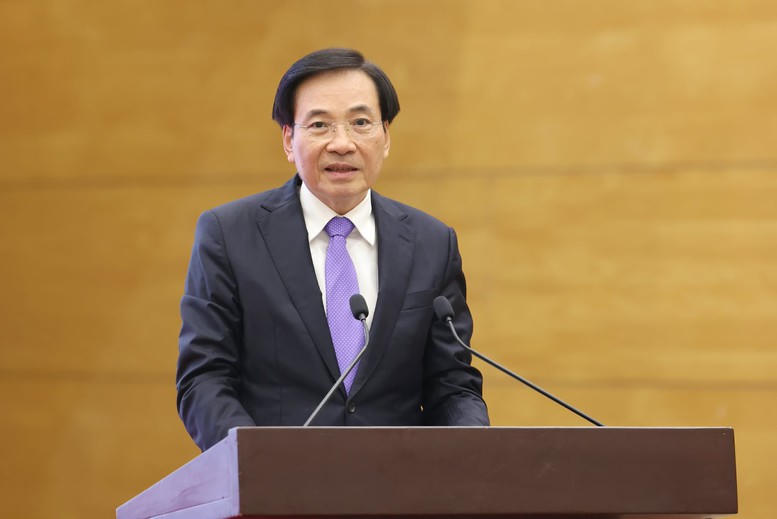 Bộ trưởng, Chủ nhiệm Văn phòng Chính phủ Trần Văn Sơn cung cấp thông tin tại họp báo. Ảnh: VGP