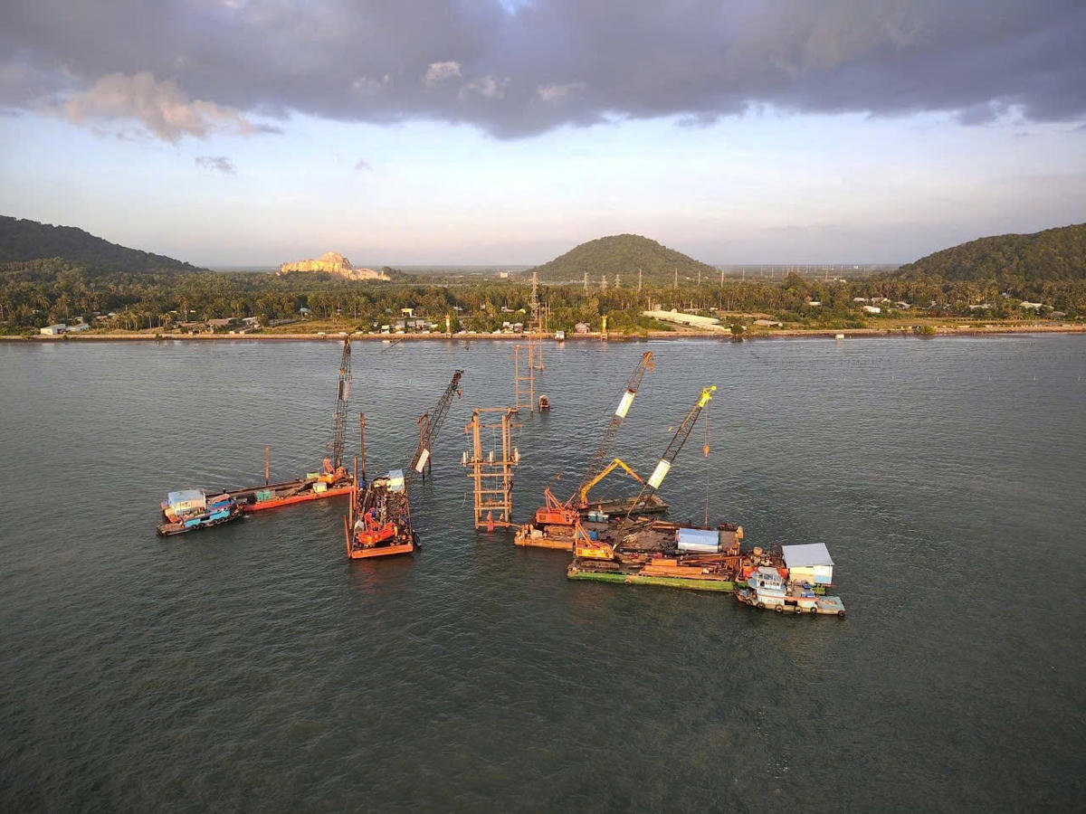 Cán bộ, kỹ sư công nhân EVNSPC, PC An Giang và các đơn vị liên quan khẩn trương thi công ngày, đêm để khắc phục sự cố cáp ngầm 110kV Hà Tiên-Phú Quốc, khôi phục cấp điện hoàn toàn cho đặc khu Phú Quốc.