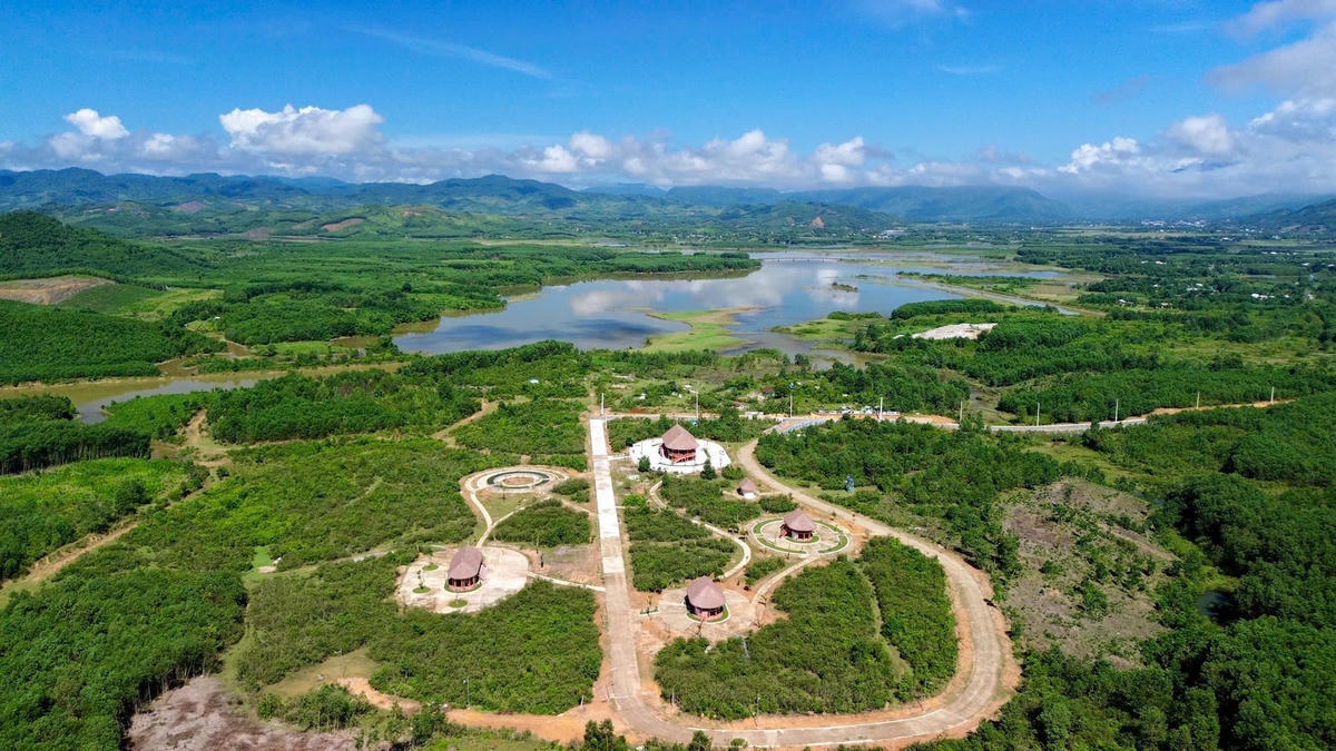 Làng Văn hóa truyền thống các dân tộc thiểu số tọa lạc giữa khu bảo tồn Sim thơ mộng. Ảnh: M.L.