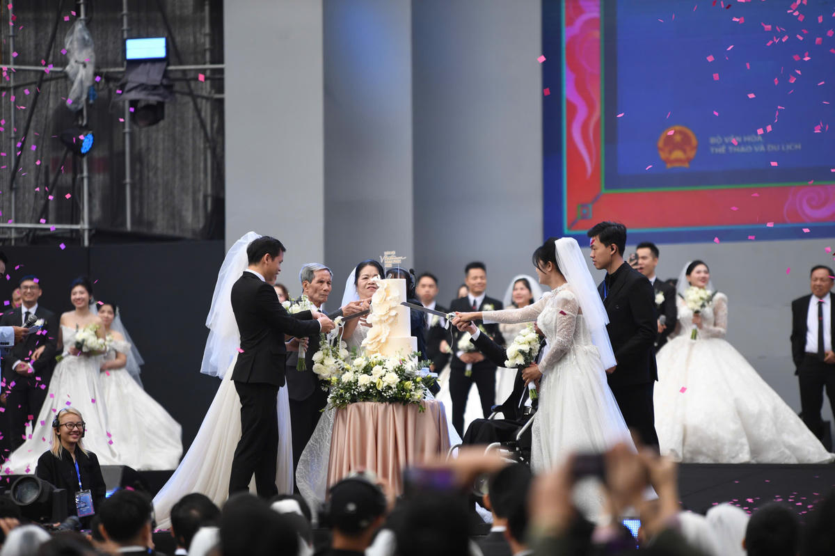 Ils ont coupé le gâteau ensemble. Photo : Pham Sy.