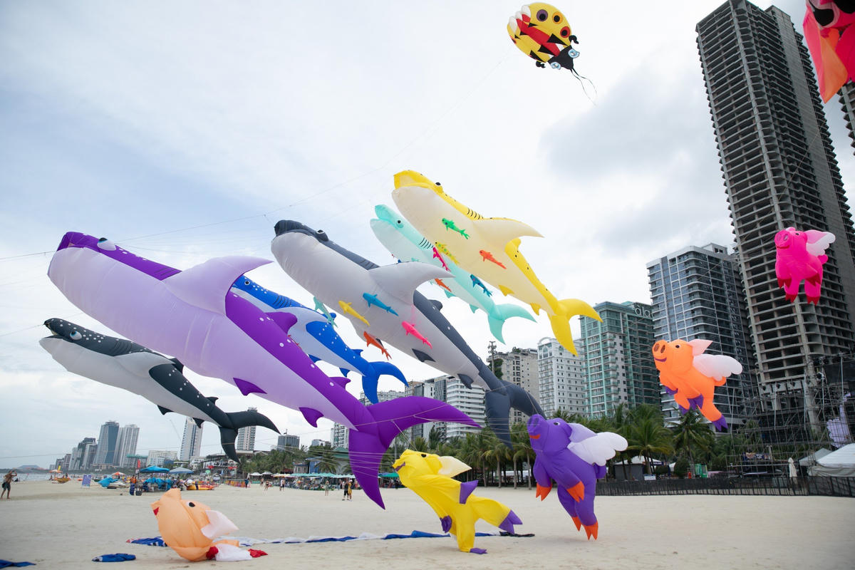 Biển Đà Nẵng tổ chức nhiều hoạt động du lịch phục vụ người dân, du khách. Ảnh: Nguyễn Tú.