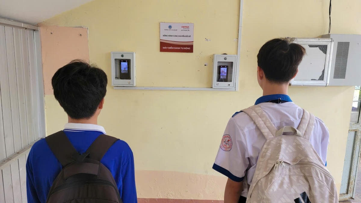Học sinh Trường THPT Võ Văn Kiệt, xã Phước Long, tỉnh Cà Mau thực hiện điểm danh bằng camera AI. Ảnh: Nguyên Du