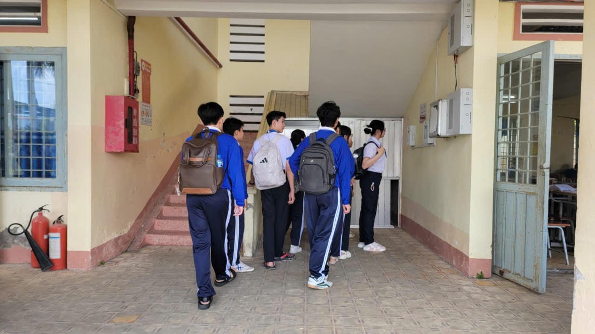 Học sinh Trường THPT Võ Văn Kiệt, xã Phước Long, tỉnh Cà Mau xếp hàng điểm danh khi đến trường. Ảnh: Nguyên Du
