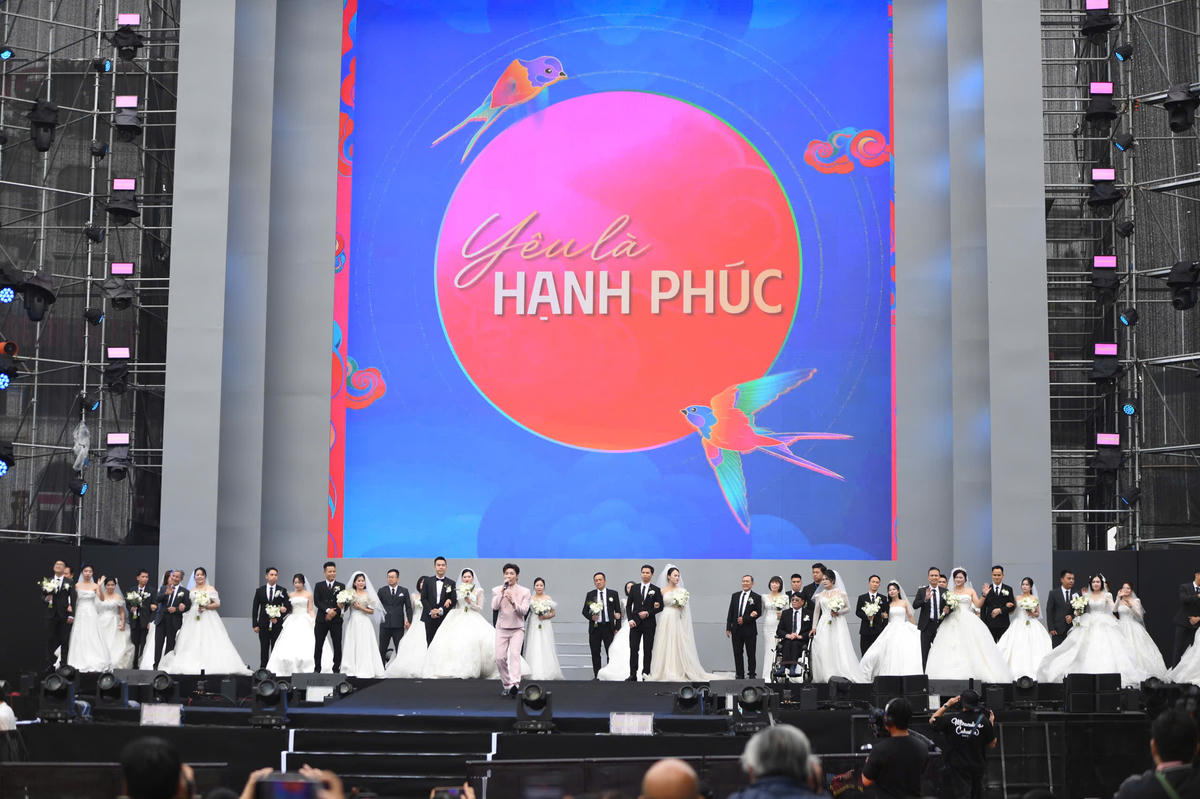 Lors de la cérémonie d'ouverture, 80 couples ont échangé leurs vœux pour la vie. Photo : Pham Sy.