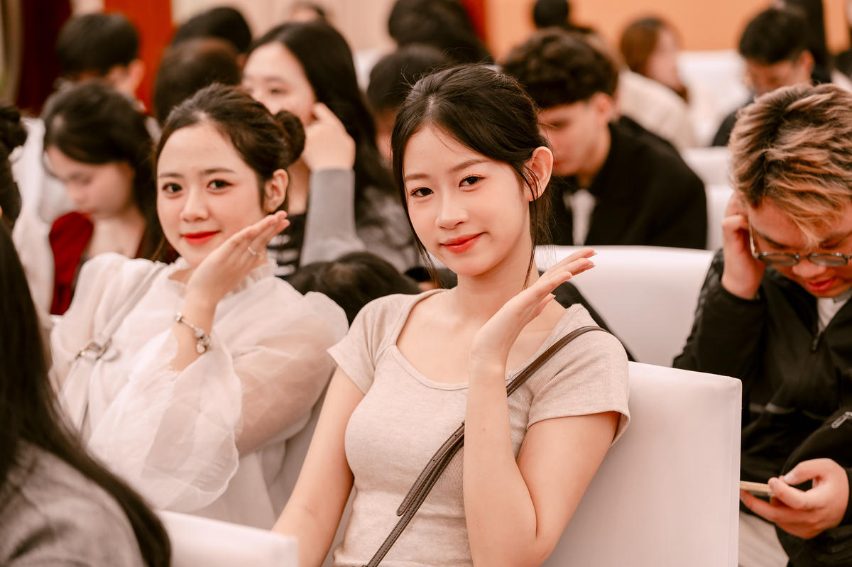 Sinh viên Viện đào tạo Quốc tế, Học viện Tài chính.