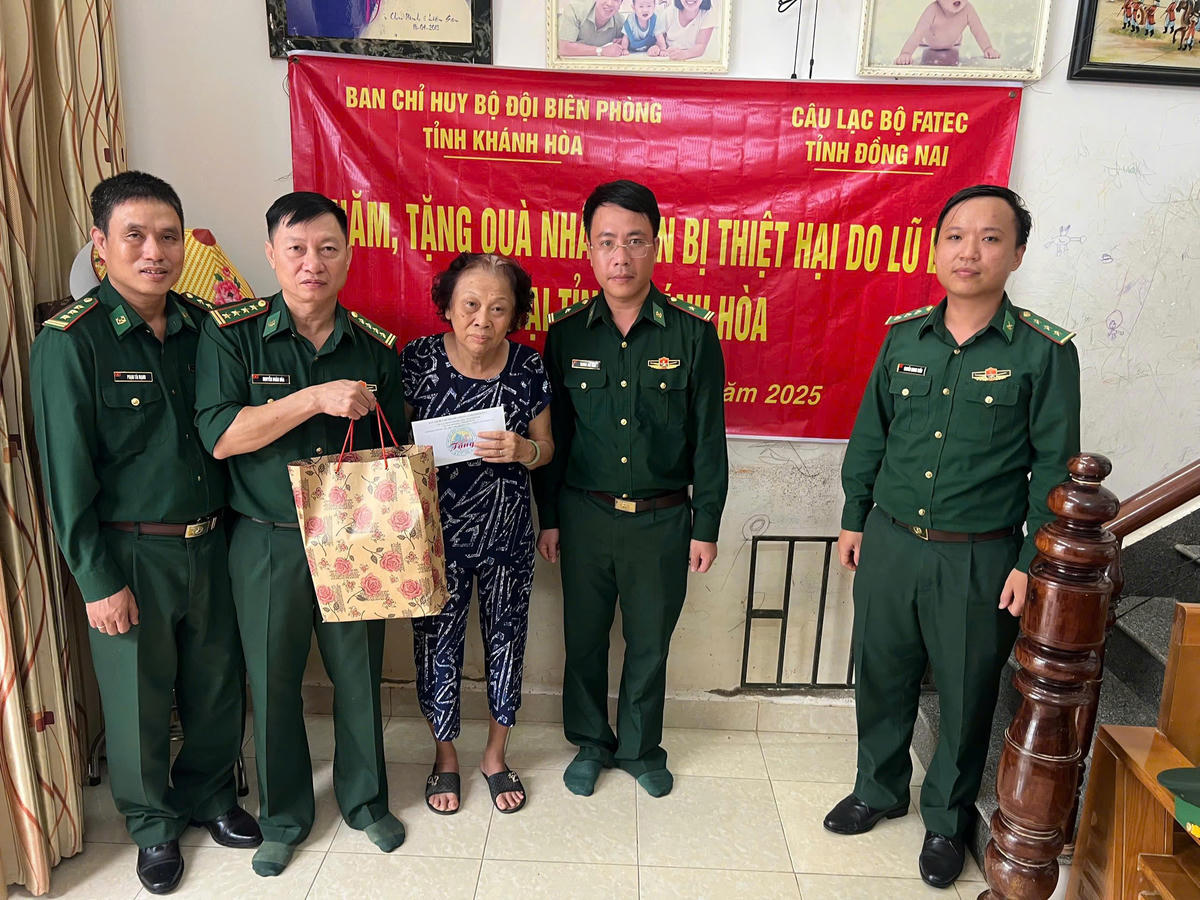 Đại tá Nguyễn Doãn Hòa, Bí thư Đảng ủy, Chính ủy Bộ đội Biên phòng (BĐBP) tỉnh Khánh Hòa động viên, chia sẻ với các gia đình quân nhân. Ảnh: Văn Tân.