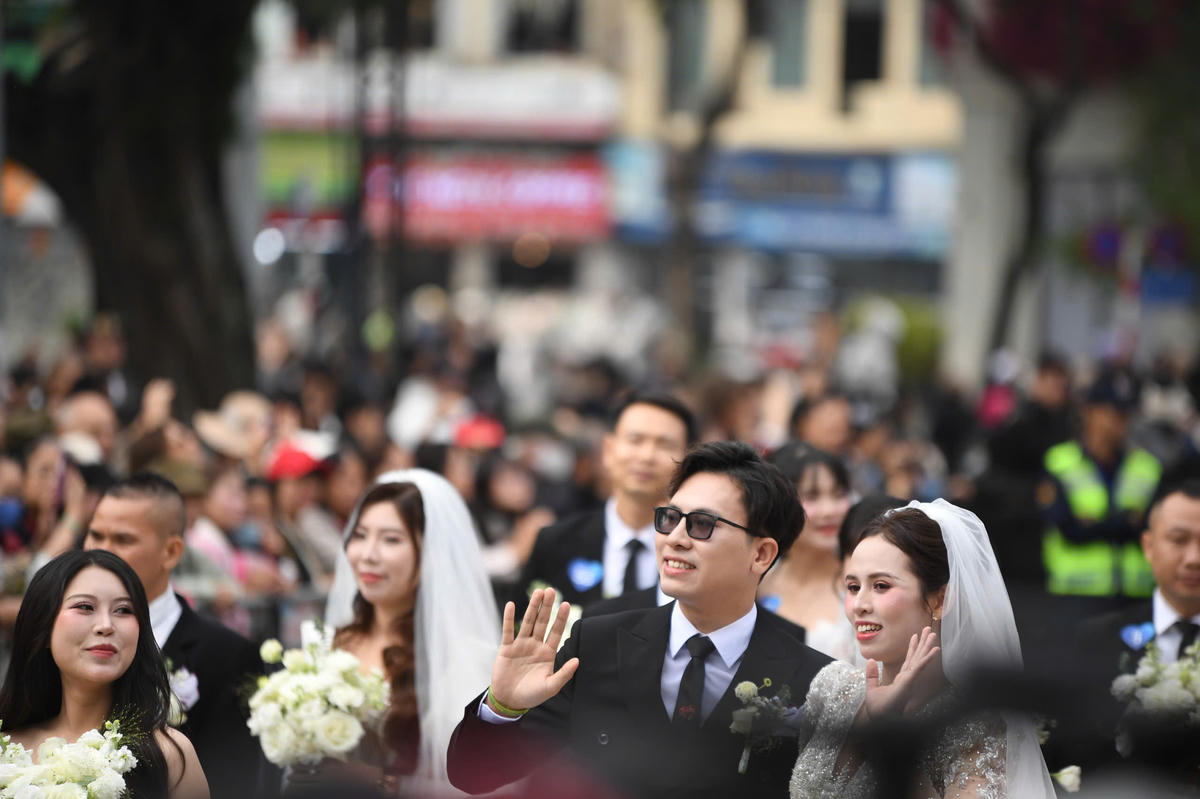 Leur bonheur, fruit de la paix et de la liberté, n'est pas seulement une joie personnelle, mais aussi la plus éclatante affirmation de l'aspiration au bonheur de toute une nation. Photo : Pham Sy.