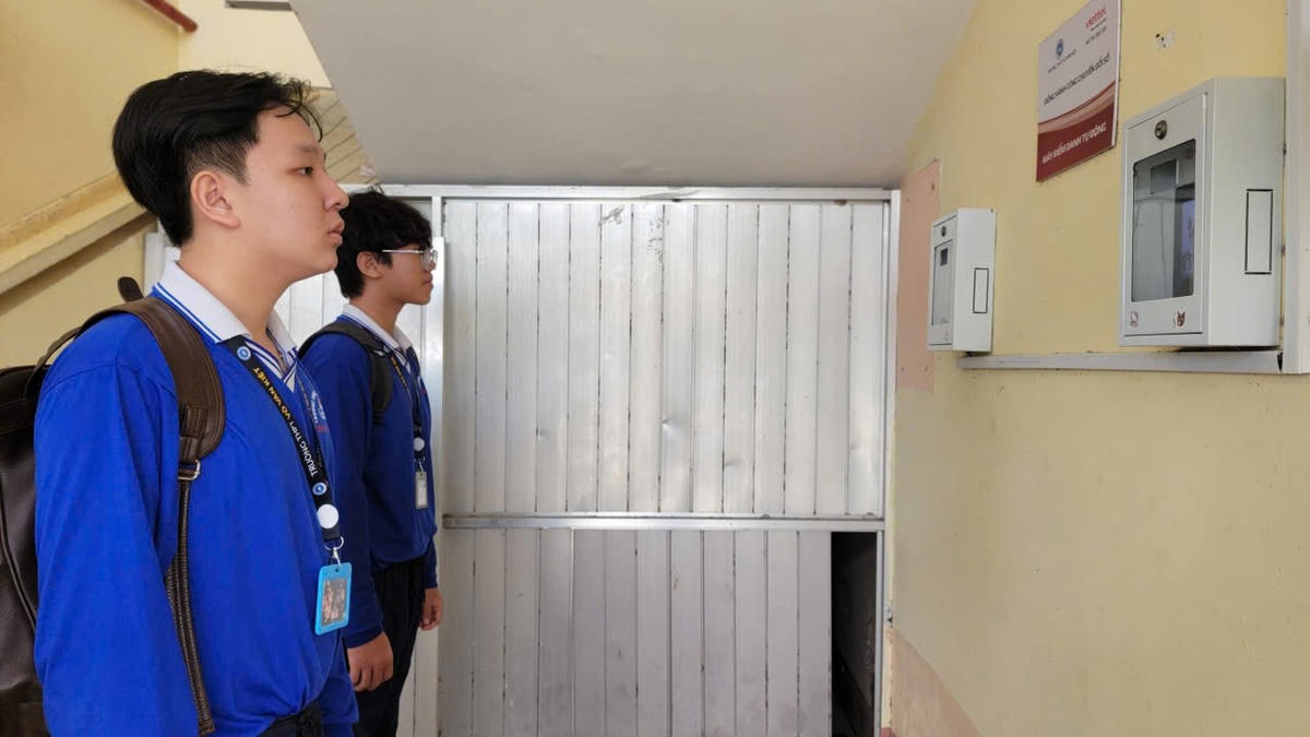 Thao tác điểm danh rất đơn giản, học sinh chỉ cần đứng trước máy quét, camera sẽ tự động chụp ảnh và hiện thông báo ngay sau đó tới điện thoại của giáo viên và phụ huynh. Ảnh: Nguyên Du