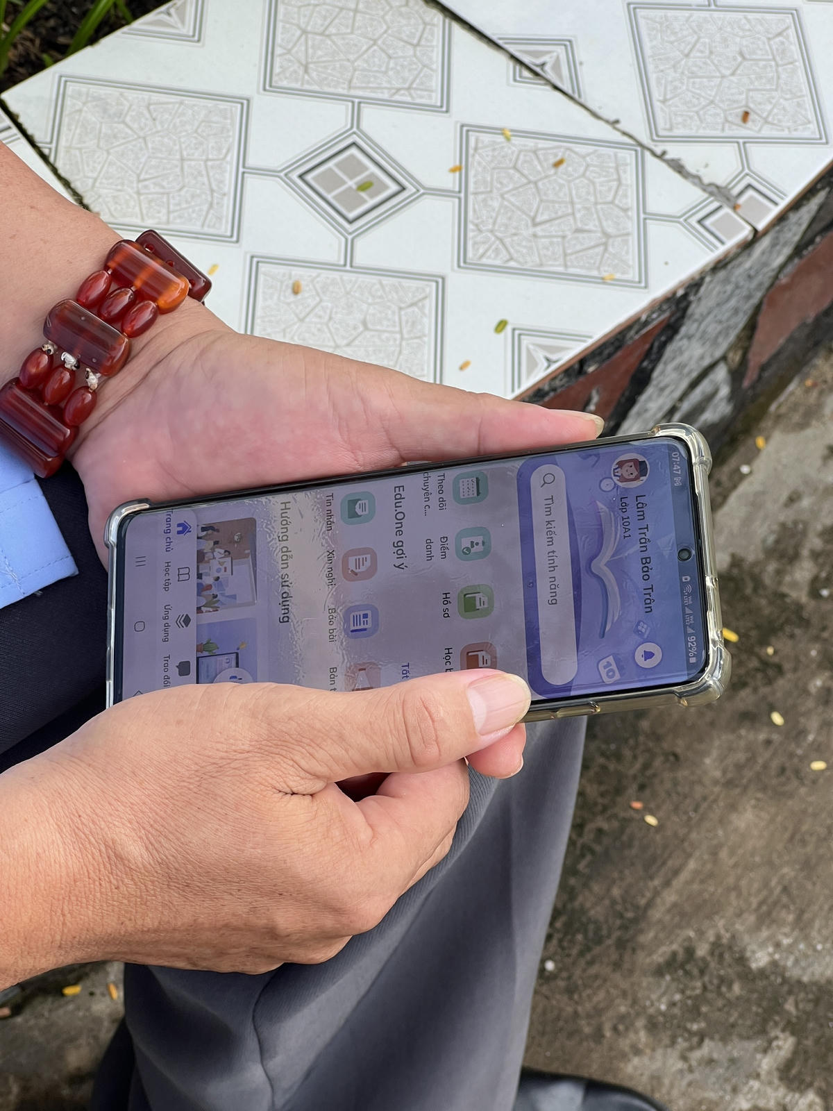 Thiết bị điểm danh tự động chụp và nhận dạng khuôn mặt học sinh để đối chiếu, thông báo kết quả đến phần mềm quản lý và điện thoại phụ huynh. Ảnh: Nguyên Du