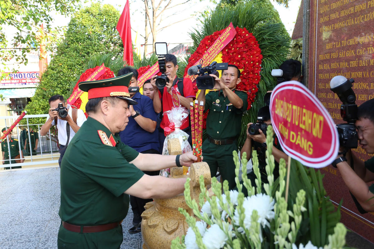 Đại tướng Nguyễn Trọng Nghĩa dâng hương tại Bia truyền thống. Ảnh: Đ.X.