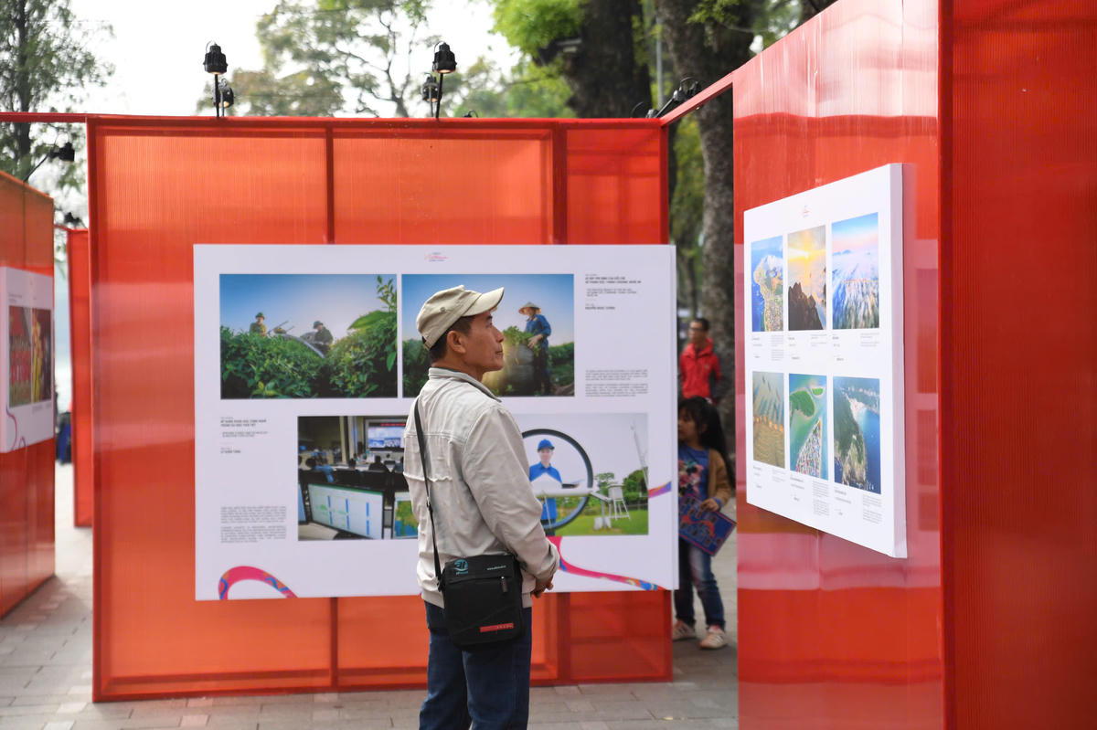 Des visiteurs découvrent l'exposition au lac Hoan Kiem. Photo : Pham Sy.