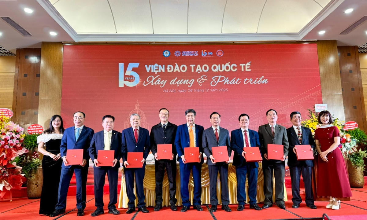 Viện đào tạo Quốc tế trao quà tri ân cho các thế hệ lãnh đạo Học viện Tài chính, Viện đào tạo Quốc tế.