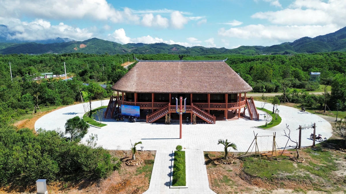 Đây là ngôi nhà chung của đồng bào các dân tộc như Pa Cô, Tà Ôi, Cơ Tu. Ảnh: M.L.