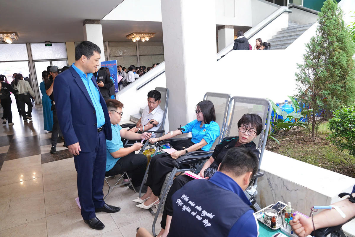 Cán bộ, đoàn viên công đoàn tham gia hiến máu tình nguyện tại Ngày hội. Ảnh: ĐT