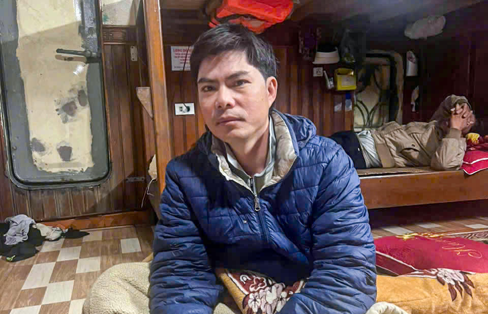 Ngư dân Nguyễn Văn Nhân được tàu vận tải Khánh Minh 09 cứu vớt lên tàu khi đang trôi dạt trên biển. Ảnh: HN